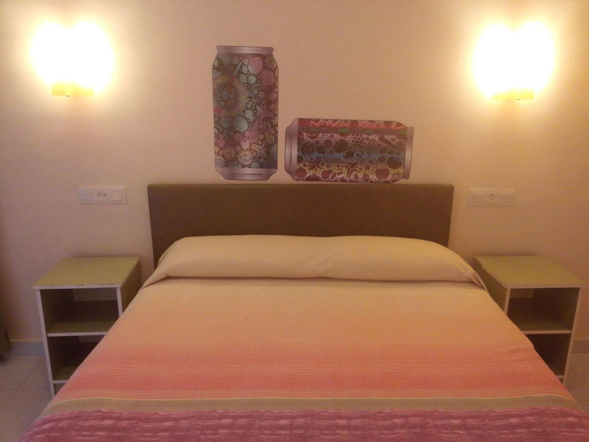 Hostal Univers Калея Екстериор снимка