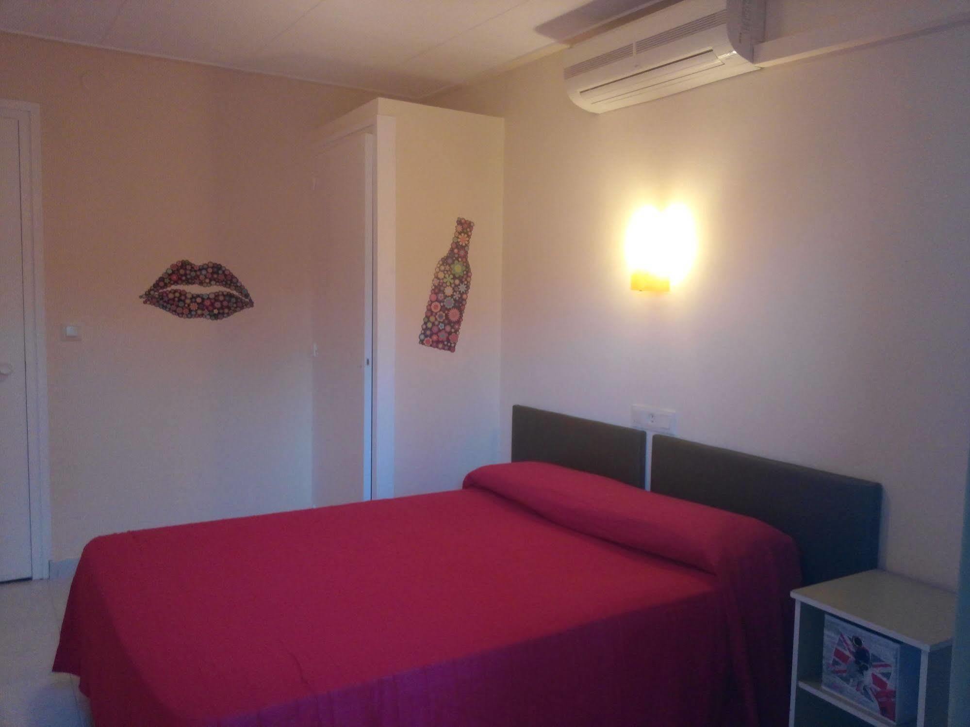 Hostal Univers Калея Екстериор снимка