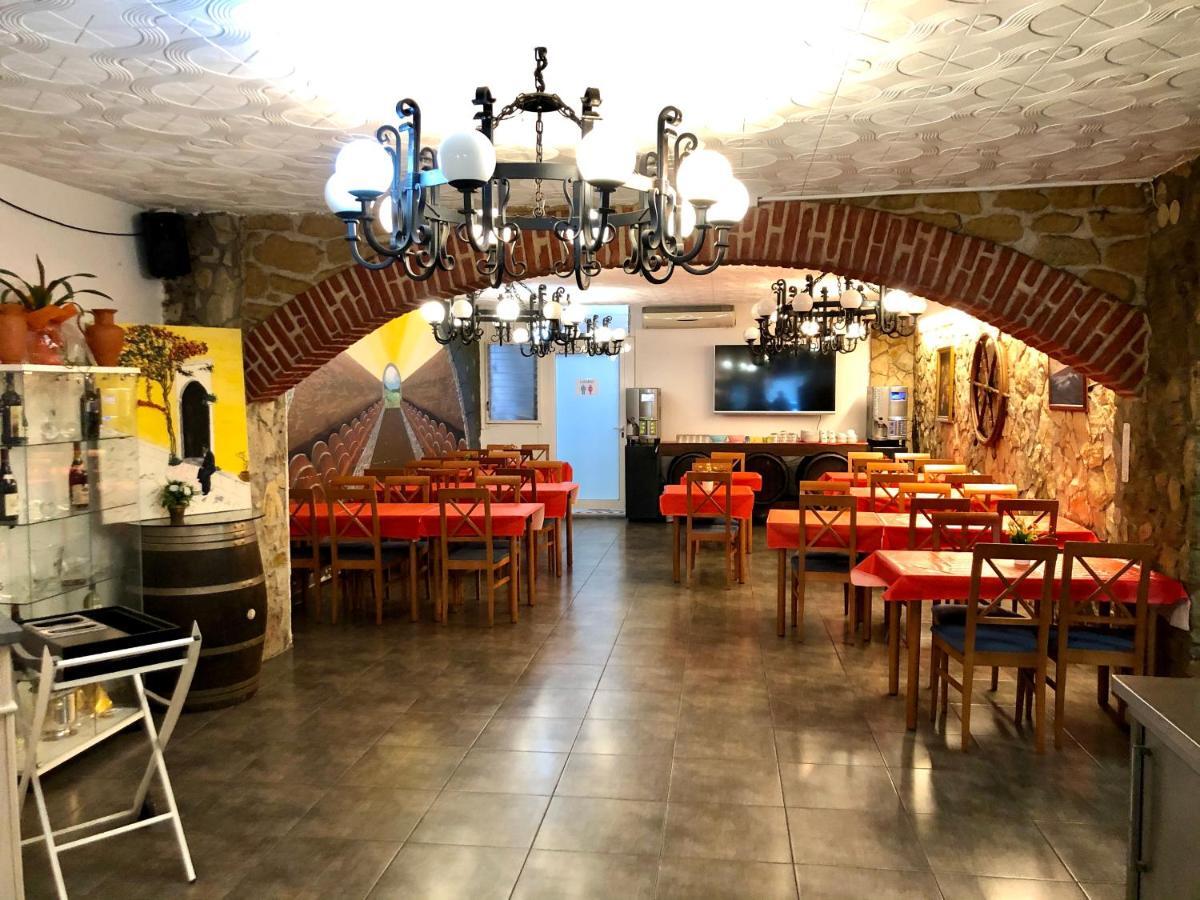 Hostal Univers Калея Екстериор снимка